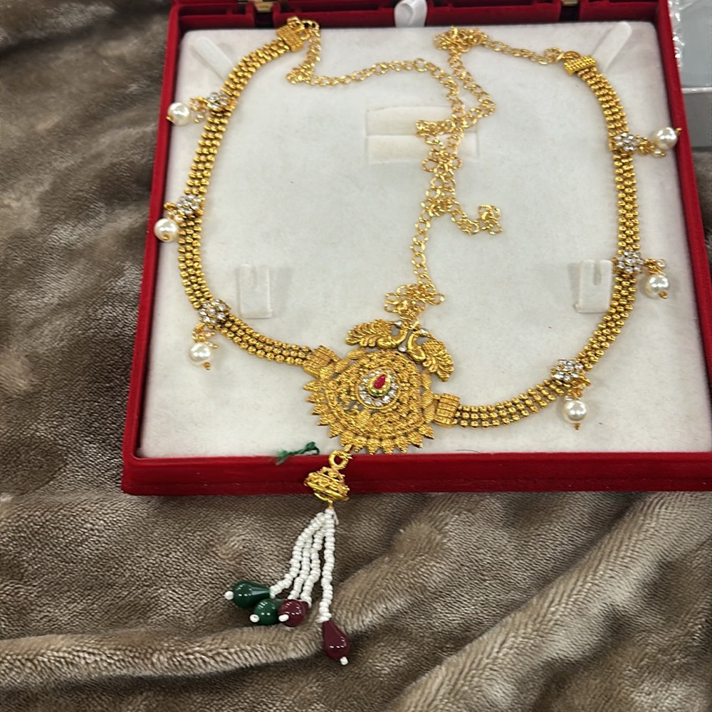 Elegant Gold Necklace with Pearl Accents belt - Picture 2 of 4